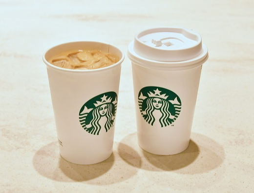 日本星巴克冰飲全面使用紙杯且不附吸管