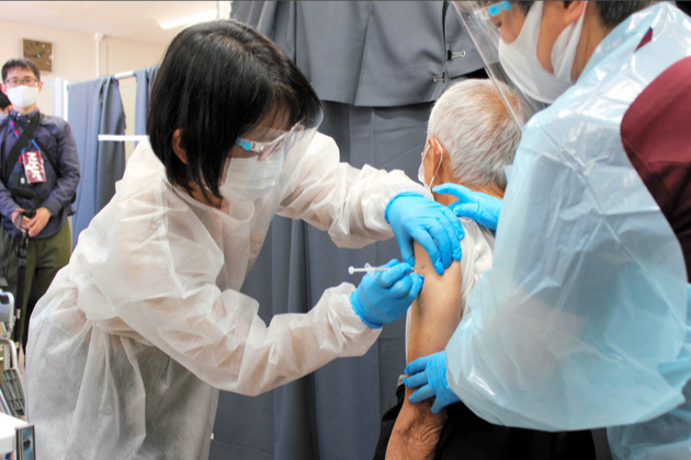 新冠疫苗接種人力不足 醫護日薪10萬日元